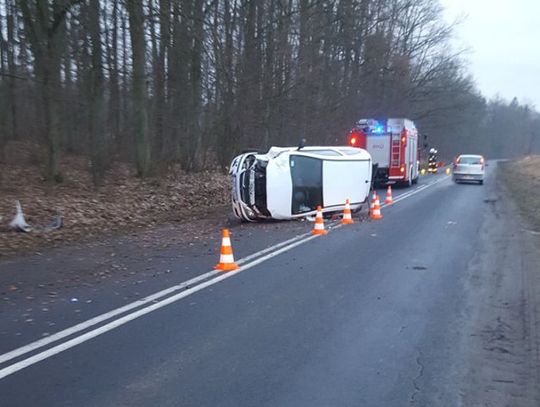 Wpadł w poślizg i wywrócił auto na bok