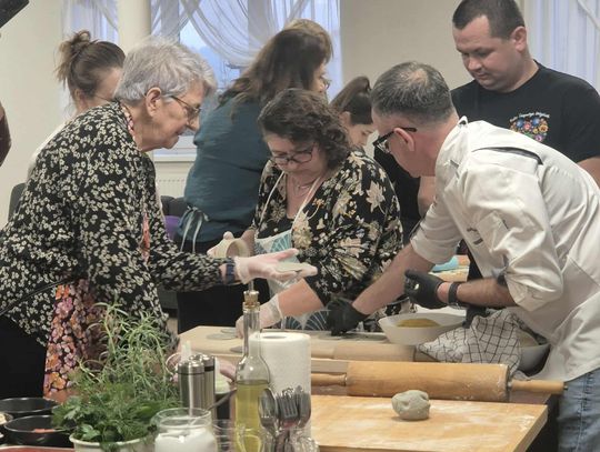 Wspólne lepienie pierogów