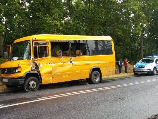 Zderzenie ciężarówki z autobusem. Dwie osoby w szpitalu