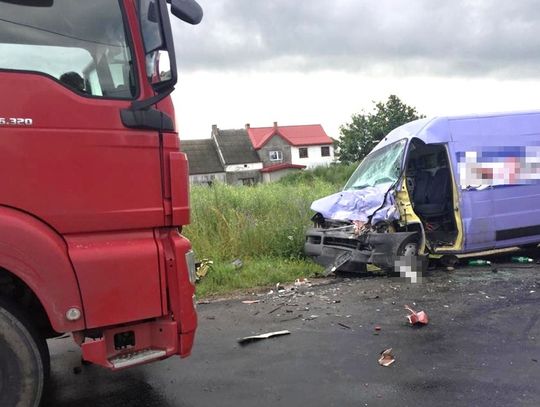 Zderzenie ciężarówki z busem. Jedna osoba w szpitalu 