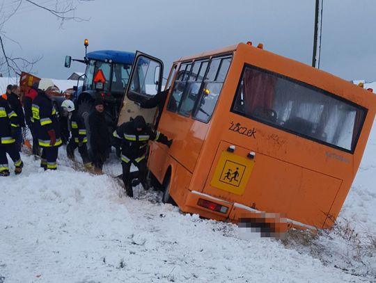 Zderzenie osobówki z autobusem szkolnym