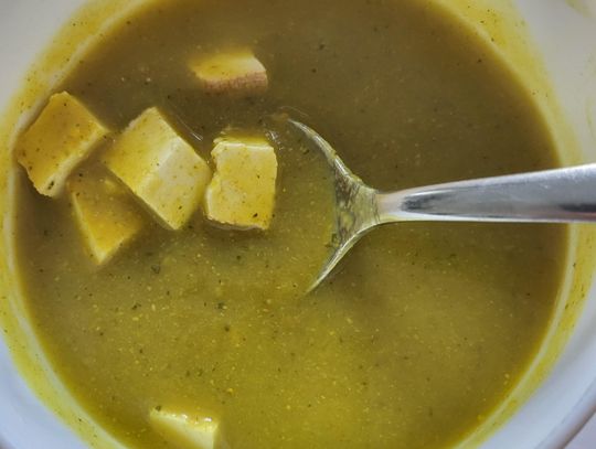 Zupa z cukinii, z tofu i curry