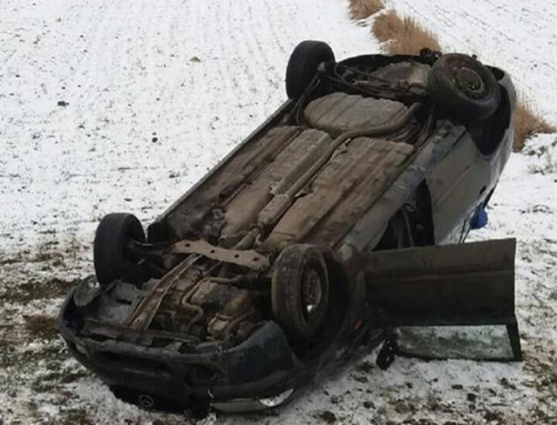 Auto na dachu. Kierująca samochodem kobieta w szpitalu