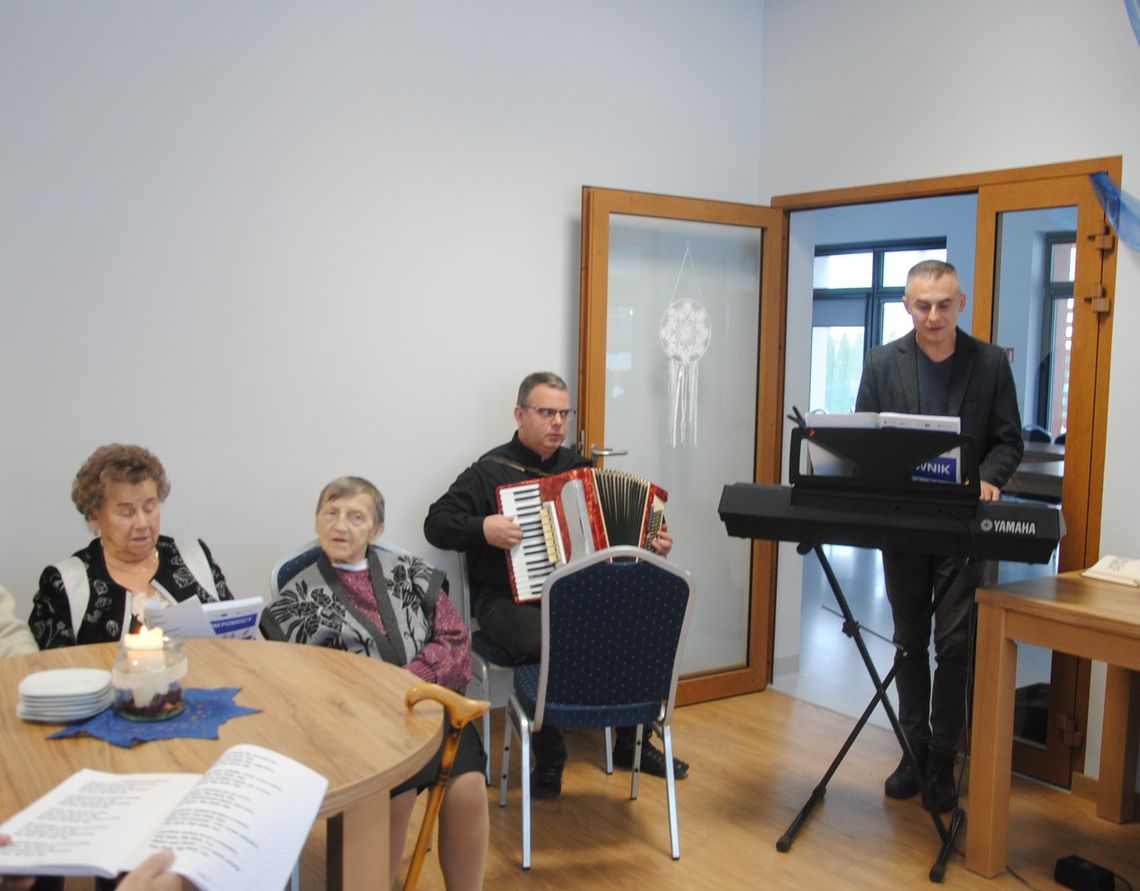 Biesiadne śpiewy w Domu Seniora Biesiadne śpiewy w Domu Seniora