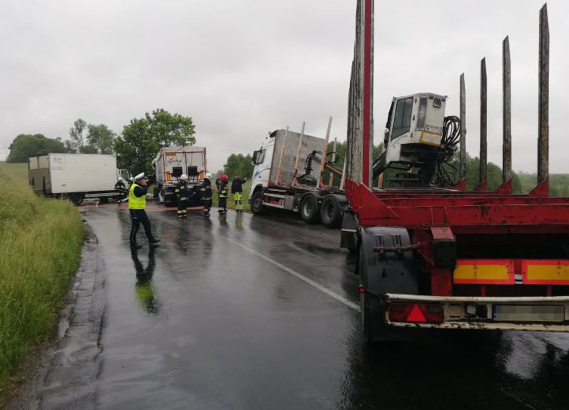 Czołowe zderzenie dwóch ciężarówek 