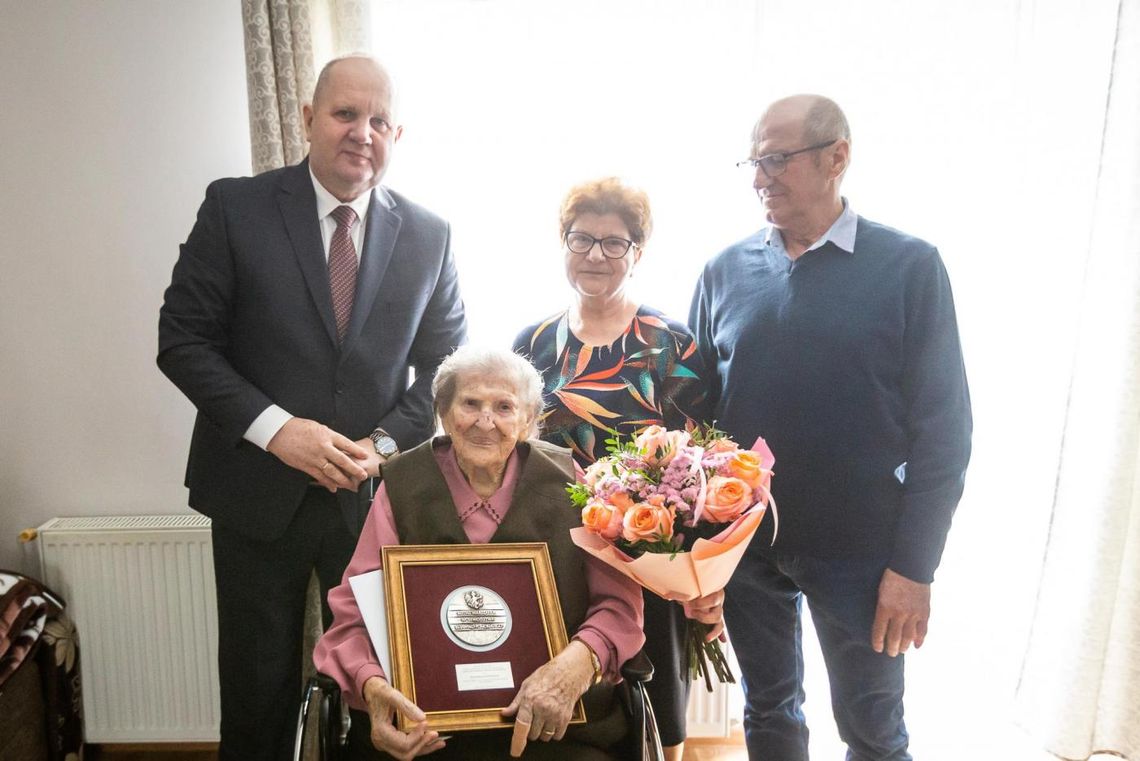 Dostojna jubilatka z grupy Rówieśnicy Niepodległej