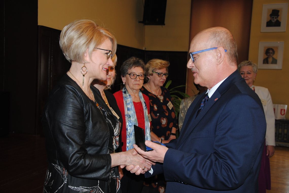 Dwadzieścia lat minęło. Przed nimi całe życie
