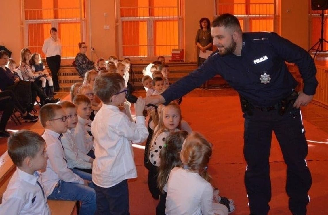 Dzielnicowy na spotkaniu z uczniami 