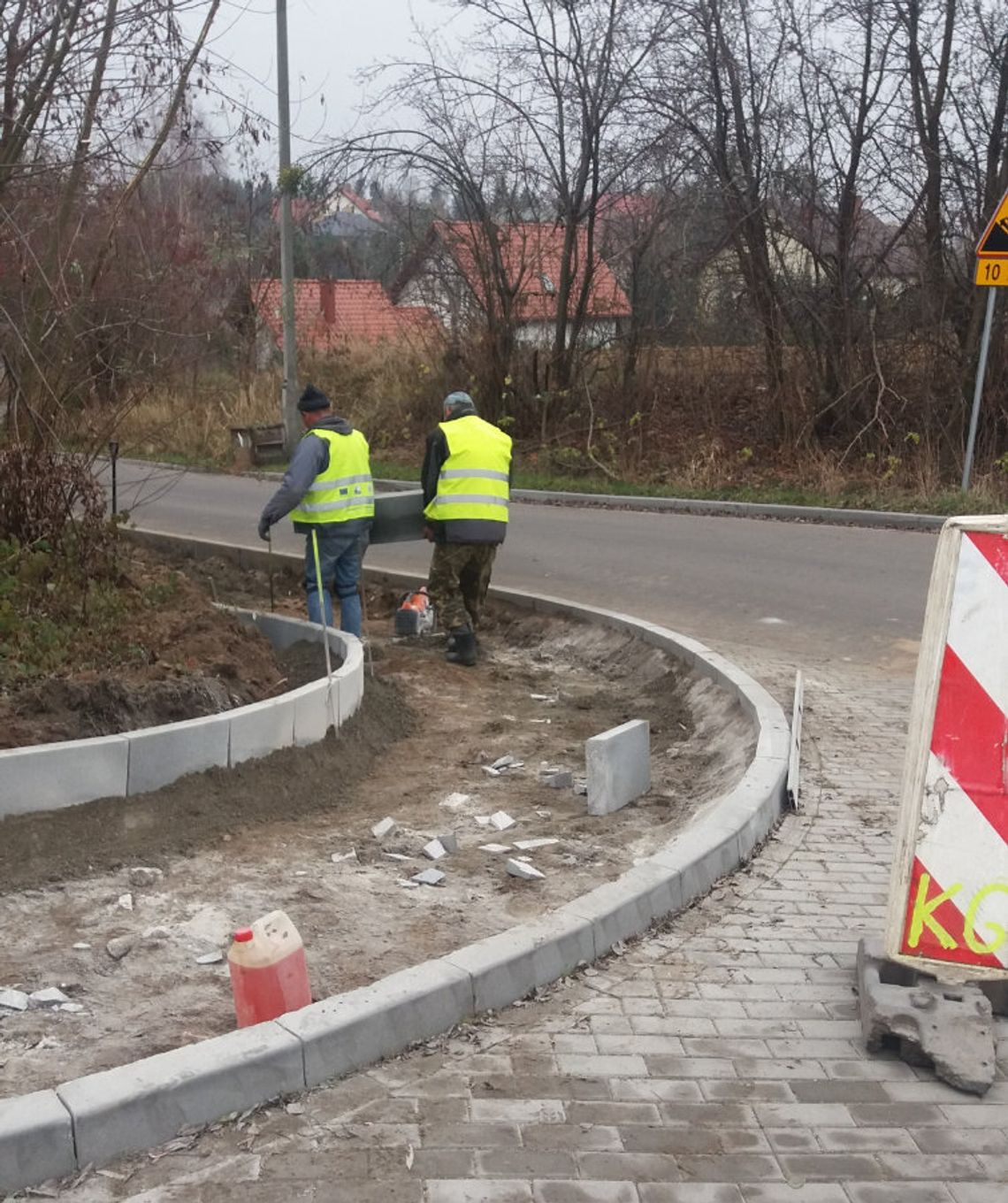 Karbowo z nowym chodnikiem i drogą