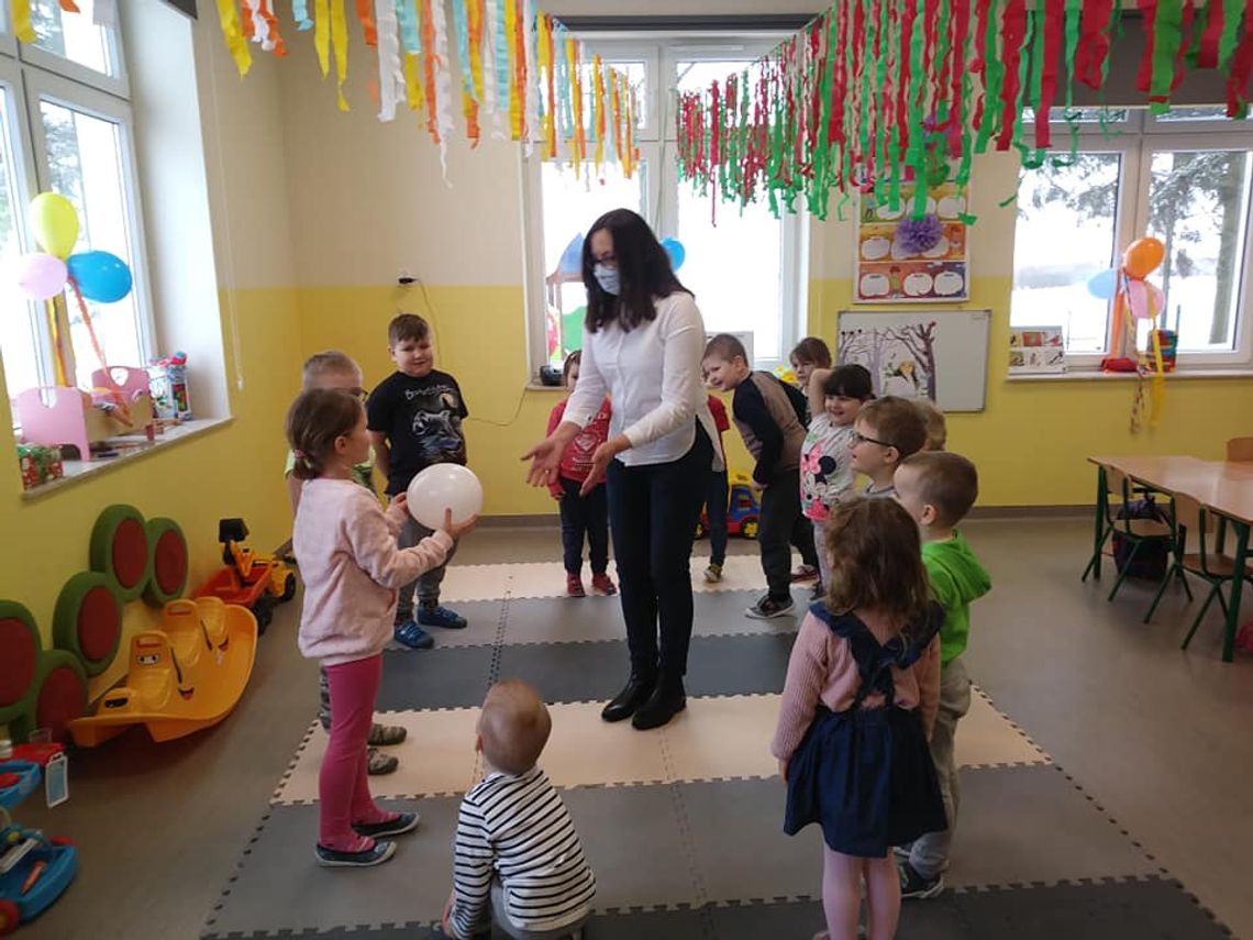 Karnawałowa lekcja biblioteczna z balonami