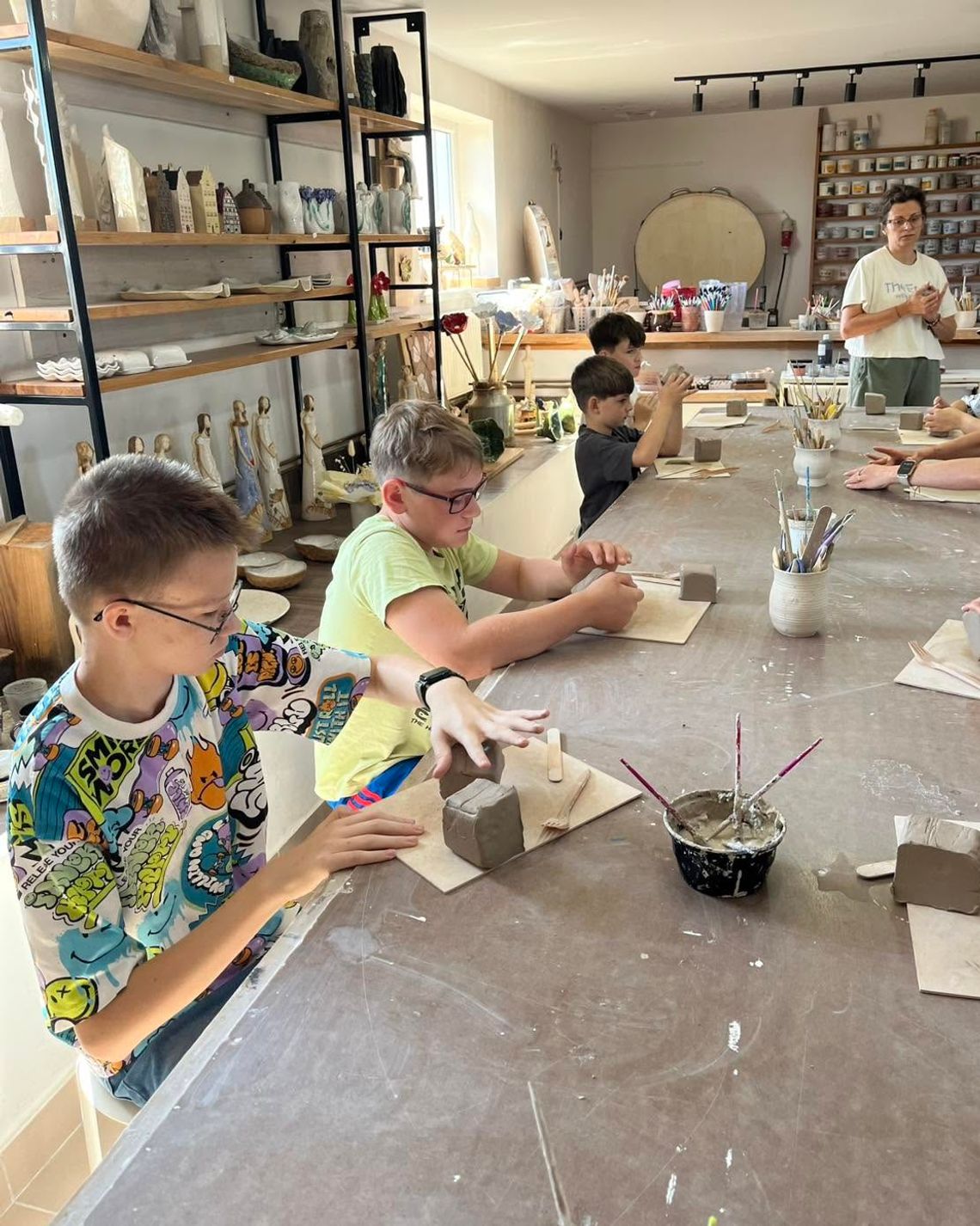 Klubowicze na warsztatach ceramicznych Klubowicze na warsztatach ceramicznych