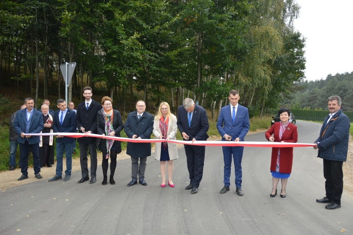 Kolejny kilometr drogi asfaltowej uroczyście otwarty