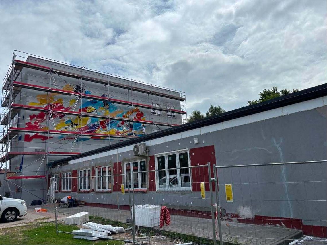 Kolejny mural na budynku w mieście Kolejny mural na budynku w mieście