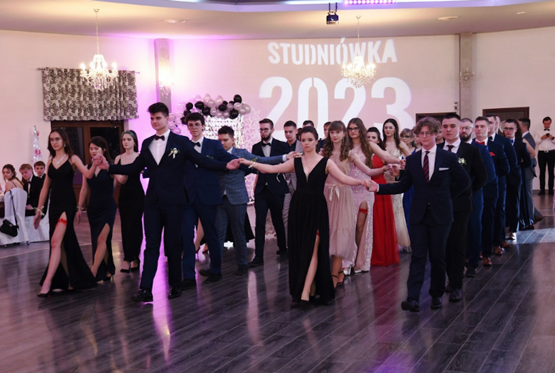 Maturzyści w rytmie poloneza