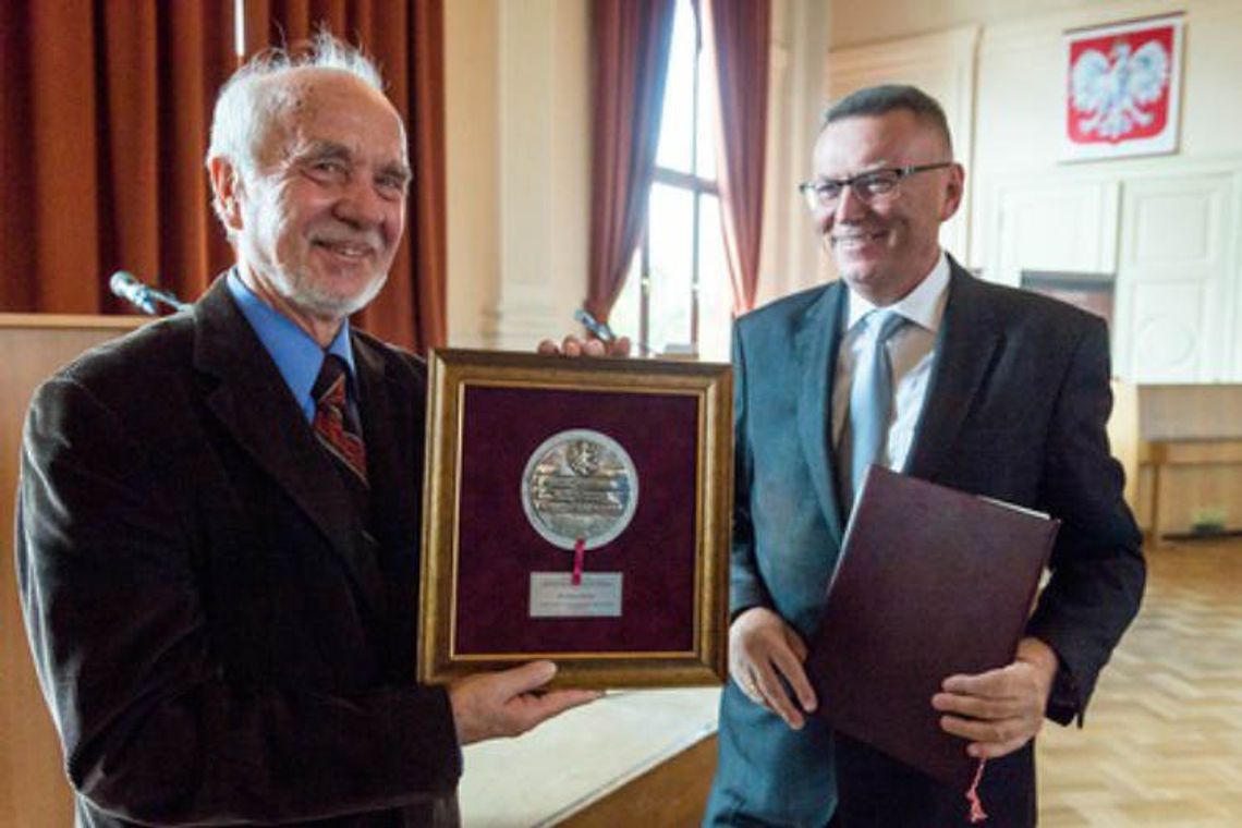 Medal dla dziennikarza. Reporter i nauczyciel