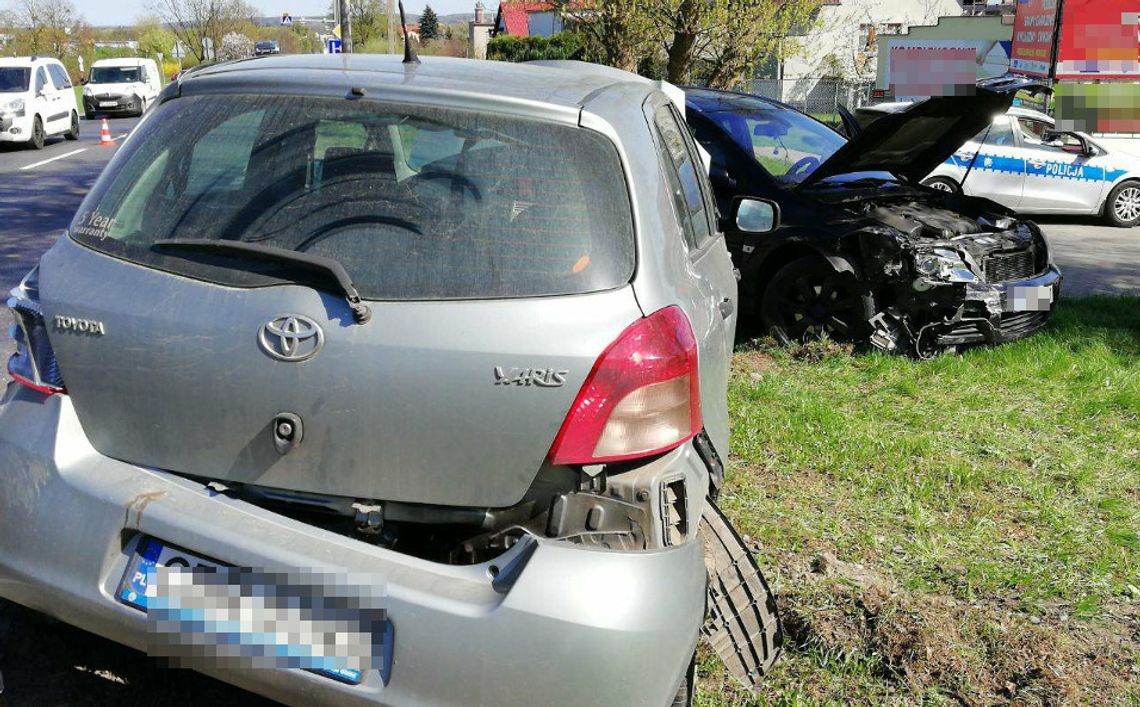 Niebezpieczna zderzenie aut. Uważaj na drodze!