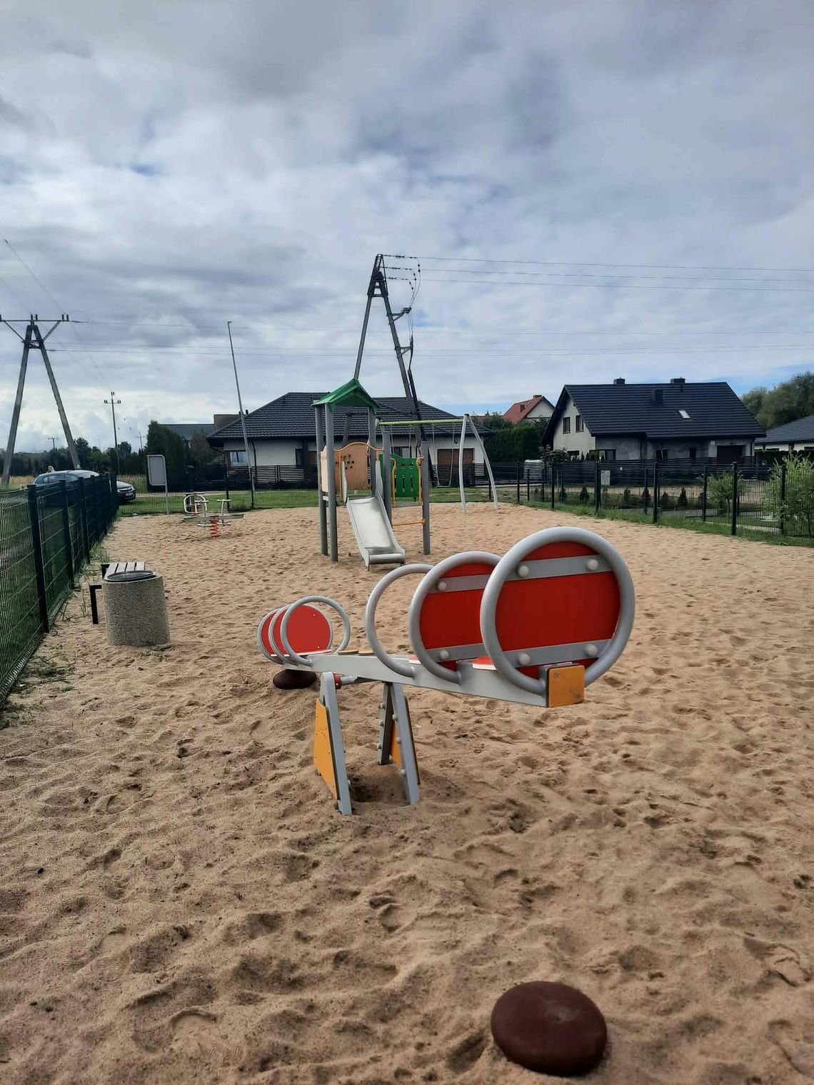 Nowe urządzenia na placu zabaw Nowe urządzenia na placu zabaw