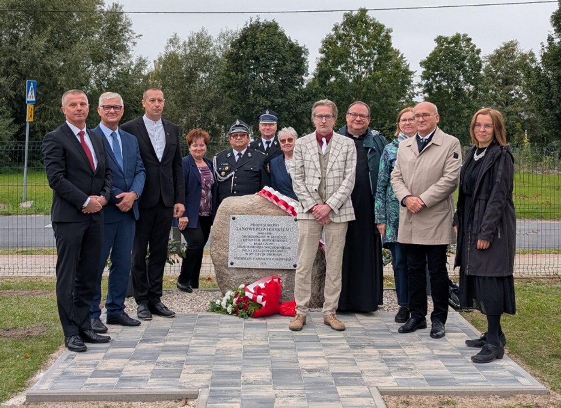 Odsłonięcie tablicy pamiątkowej Odsłonięcie tablicy pamiątkowej