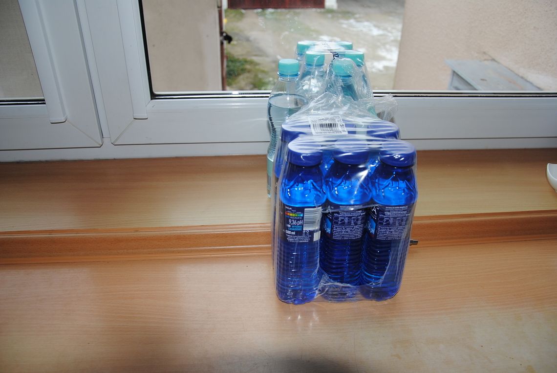 Plastikowa butelka z wodą. Zidentyfikowana niespodzianka