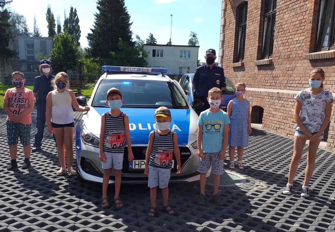 Policjanci z dziećmi na półkoloniach 