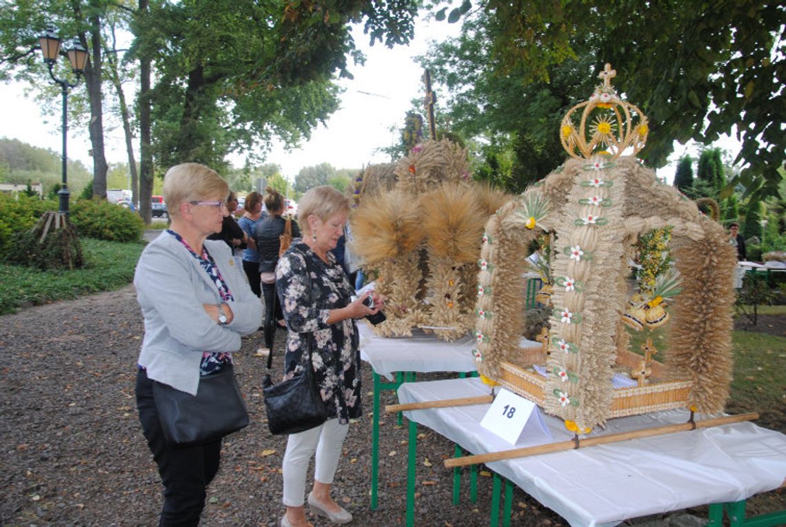 Powiatowy konkurs wieńców i ozdób dożynkowych. Symboliczny plon żniwny