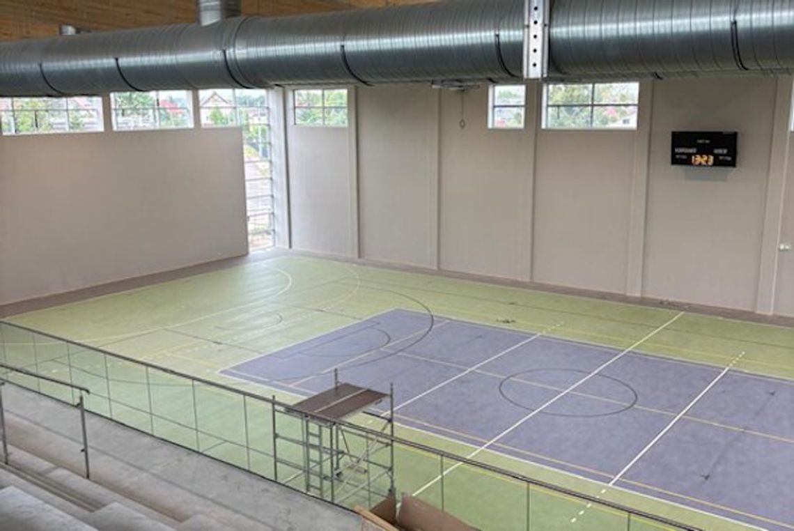 Prace wykończeniowe hali sportowej przy SP 4
