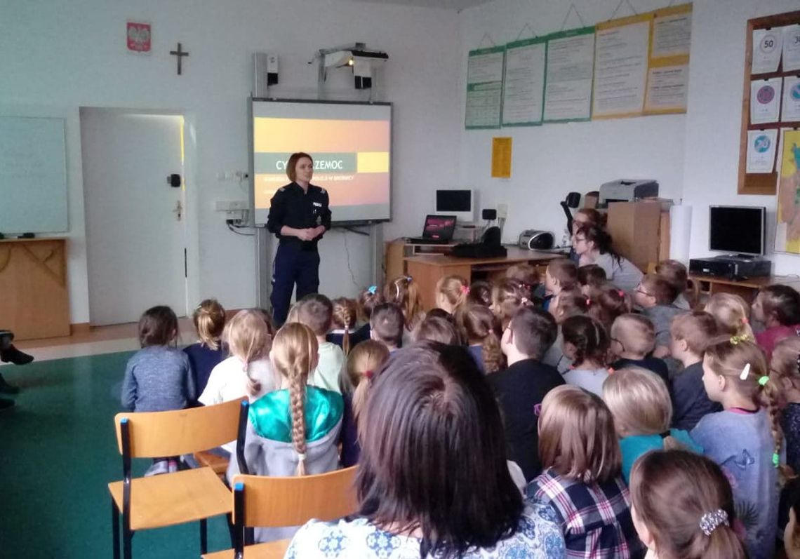 Spotkanie policjantów z uczniami Szkoły Podstawowej w Małkach