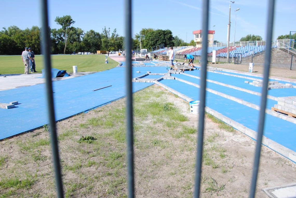 Stadion z niebieską bieżnią