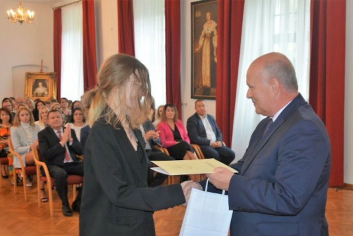 ​ Stypendia naukowe i awanse nauczyciel