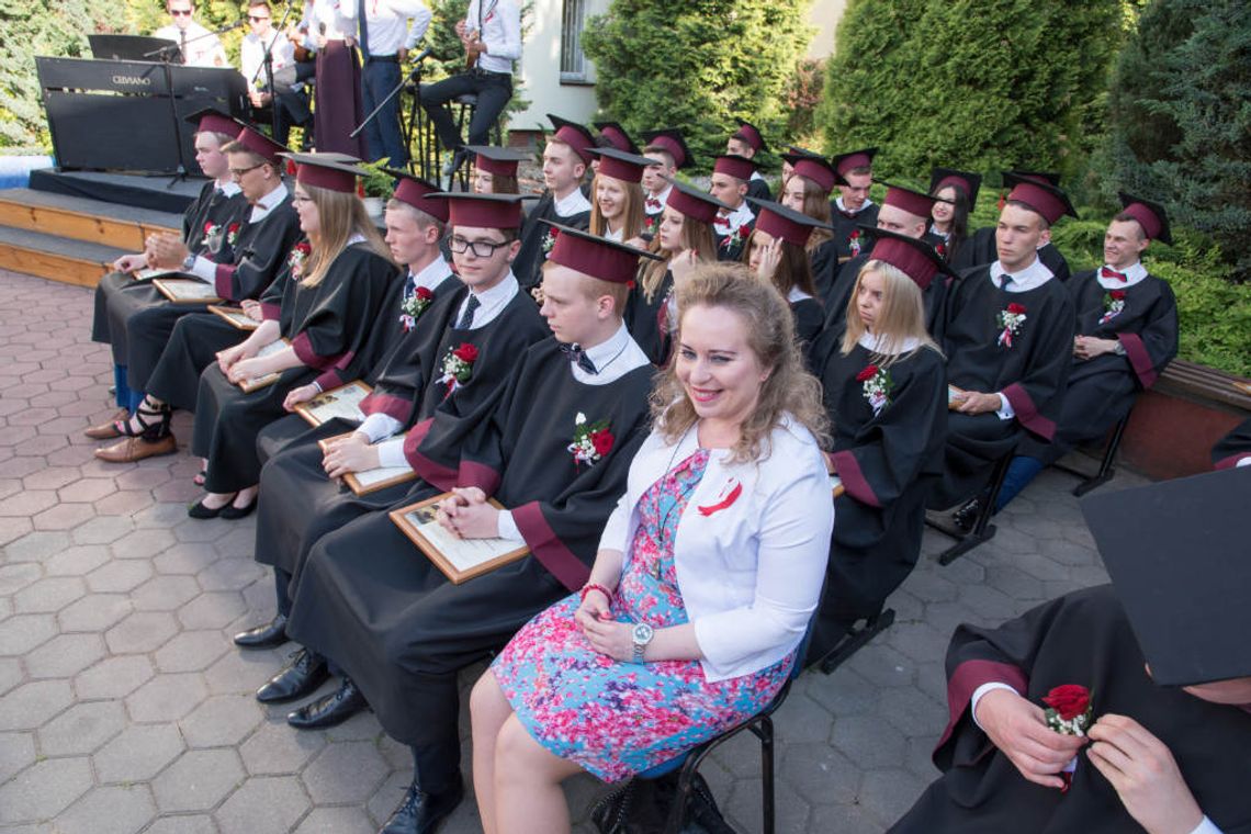 Tradycyjne różyczkowanie. Teraz czekają już tylko na wyniki