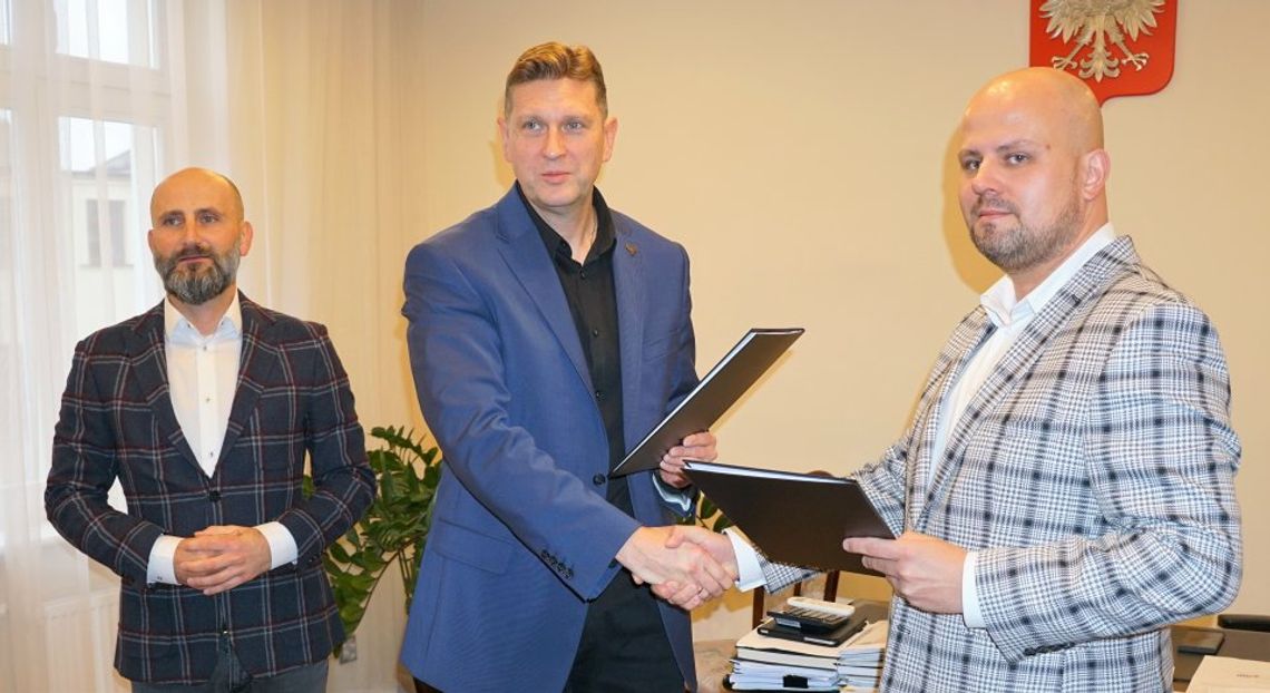 Umowy na budowę dwu placów zabaw podpisane