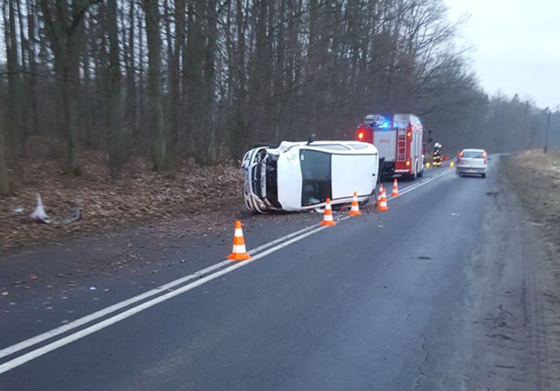 Wpadł w poślizg i wywrócił auto na bok