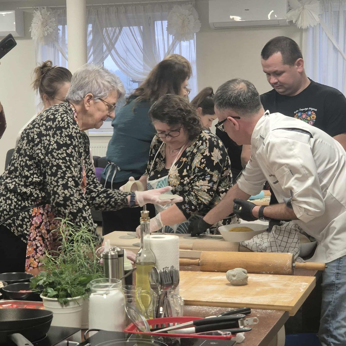 Wspólne lepienie pierogów Wspólne lepienie pierogów