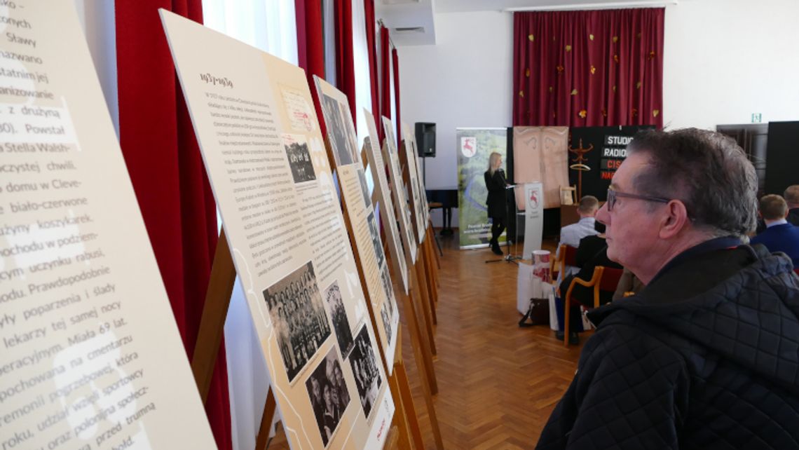Wystawa przed Memoriałem Walasiewiczówny
