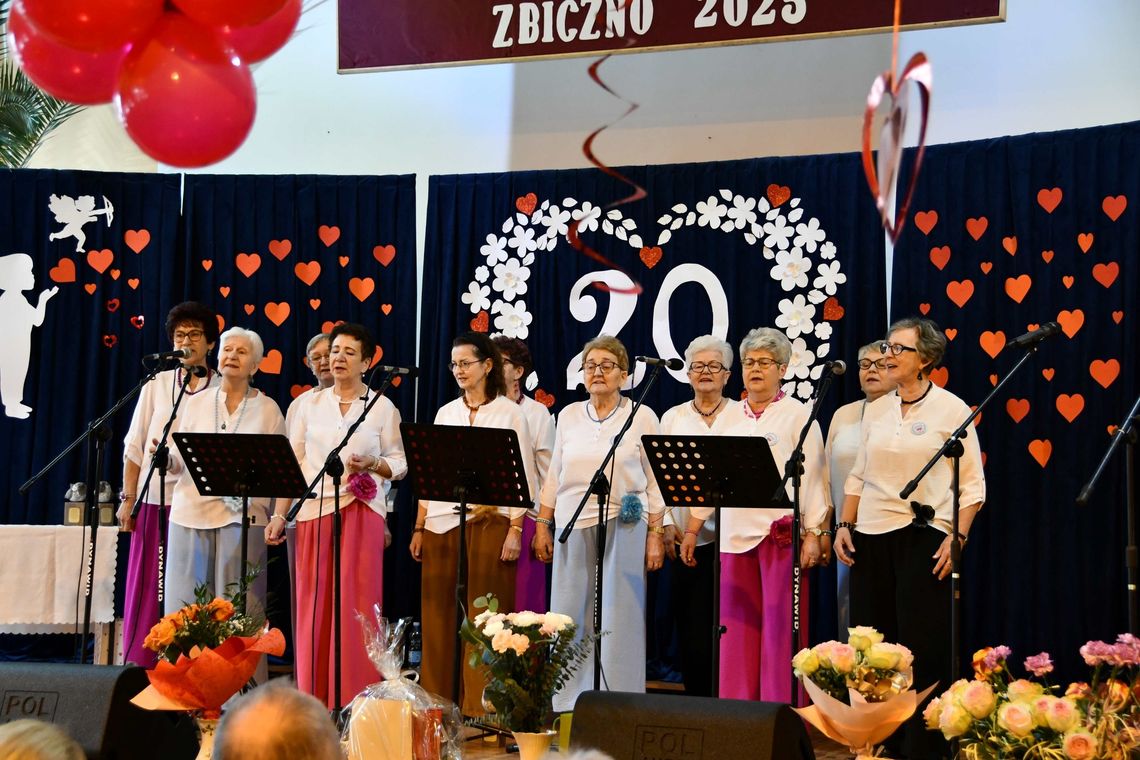 Zakochany wróbel już leci