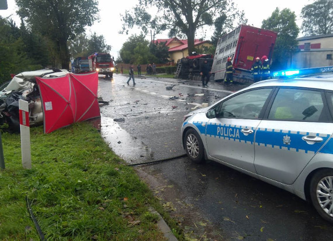 Zderzenie ciężarówki z autem osobowym. Dwie ofiary śmiertelne