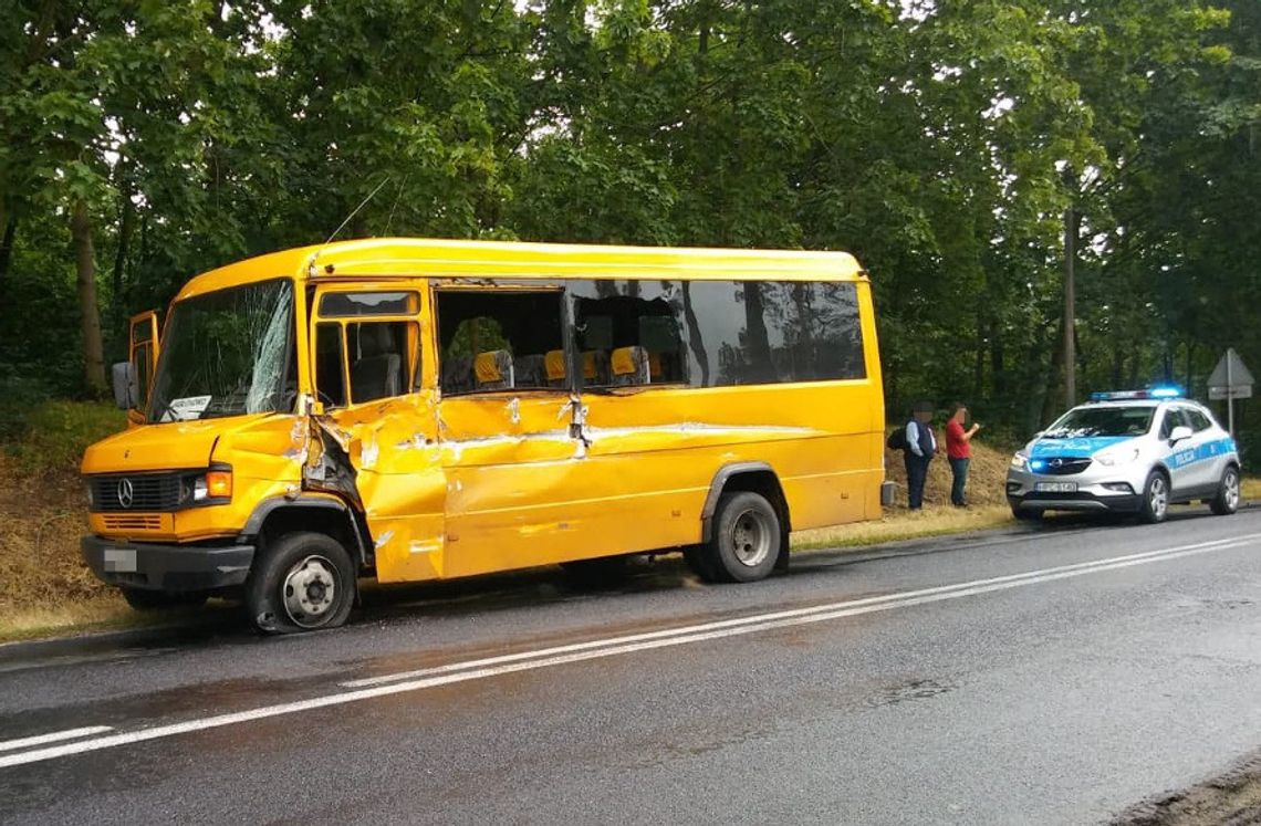 Zderzenie ciężarówki z autobusem. Dwie osoby w szpitalu