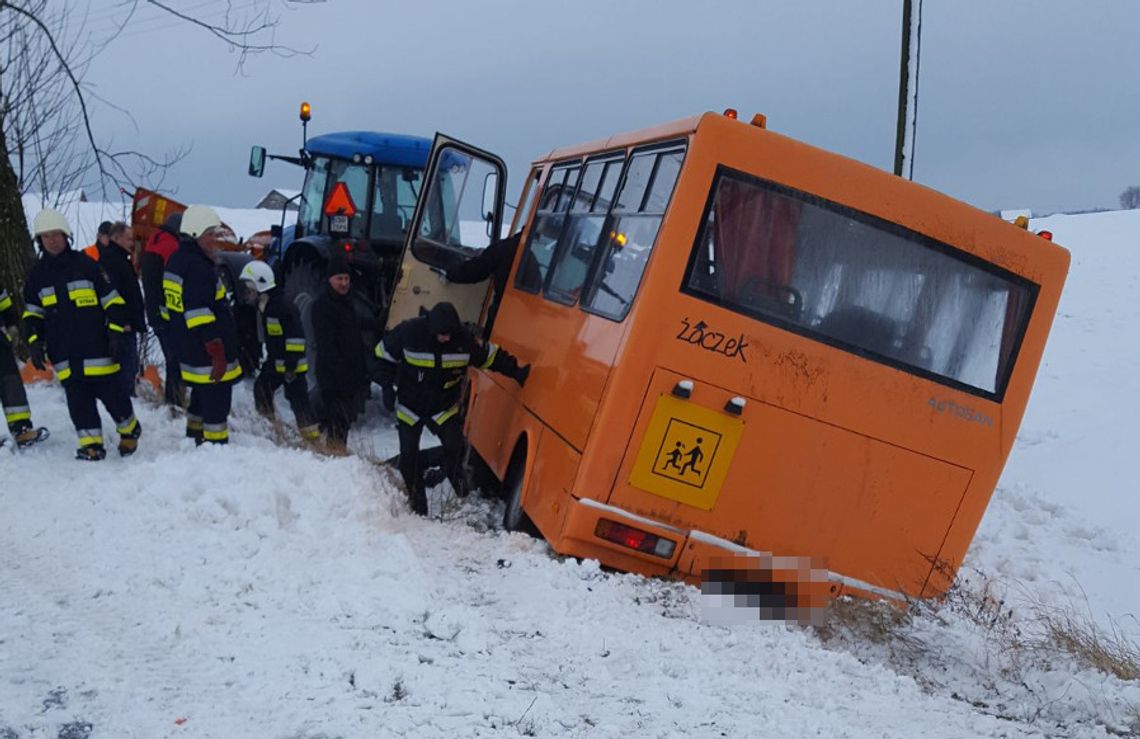 Zderzenie osobówki z autobusem szkolnym